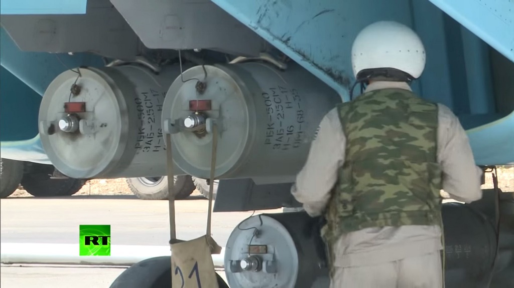 Bombes à sous-munitions incendiaires RBK-500 ZAB 2.5SM sous un Sukhoï Su-34 russe sur la base aérienne de Hmeimim en Syrie. Crédit photo: RT (chaîne de télévision russe, ex-Russia Today).